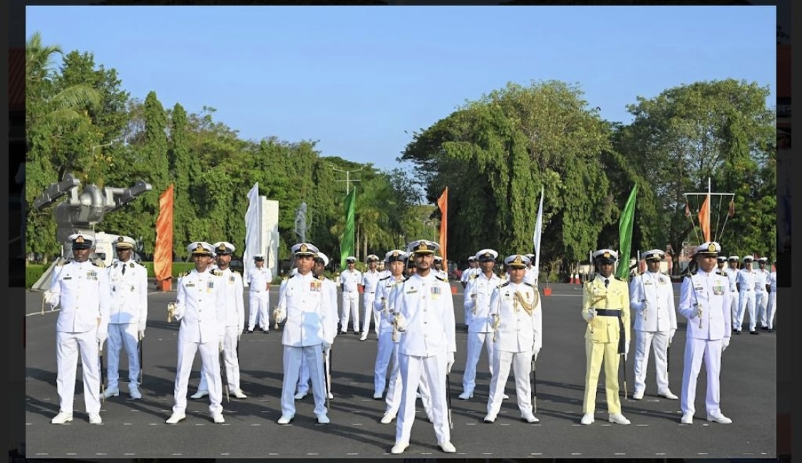 Long G Foreign (082.0055) Passiing out parade Image 1