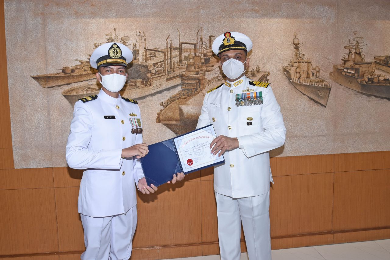 Long G 'F' 82.052 Passing Out Image