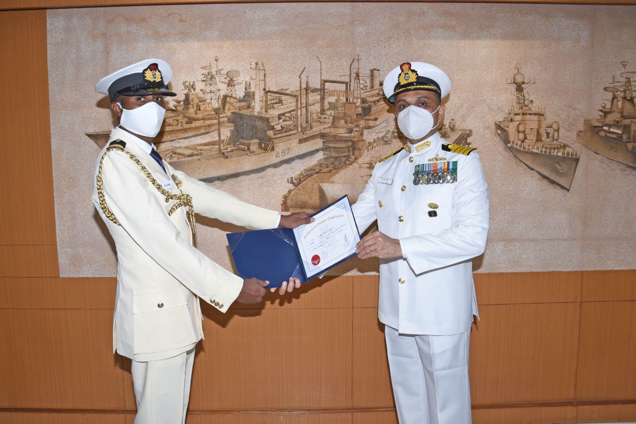 Long G 'F' 82.052 Passing Out Image 2