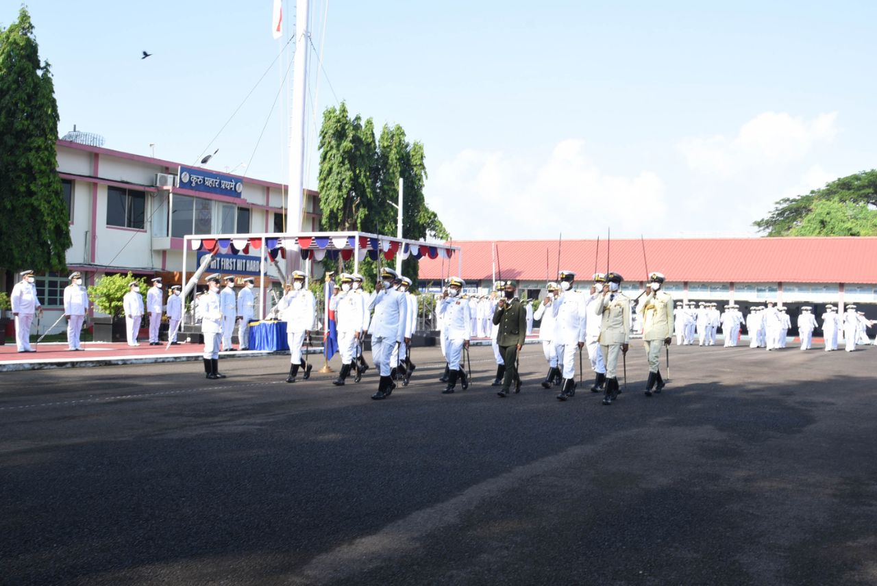 Long G 'F' 82.052 Passing Out Image 8