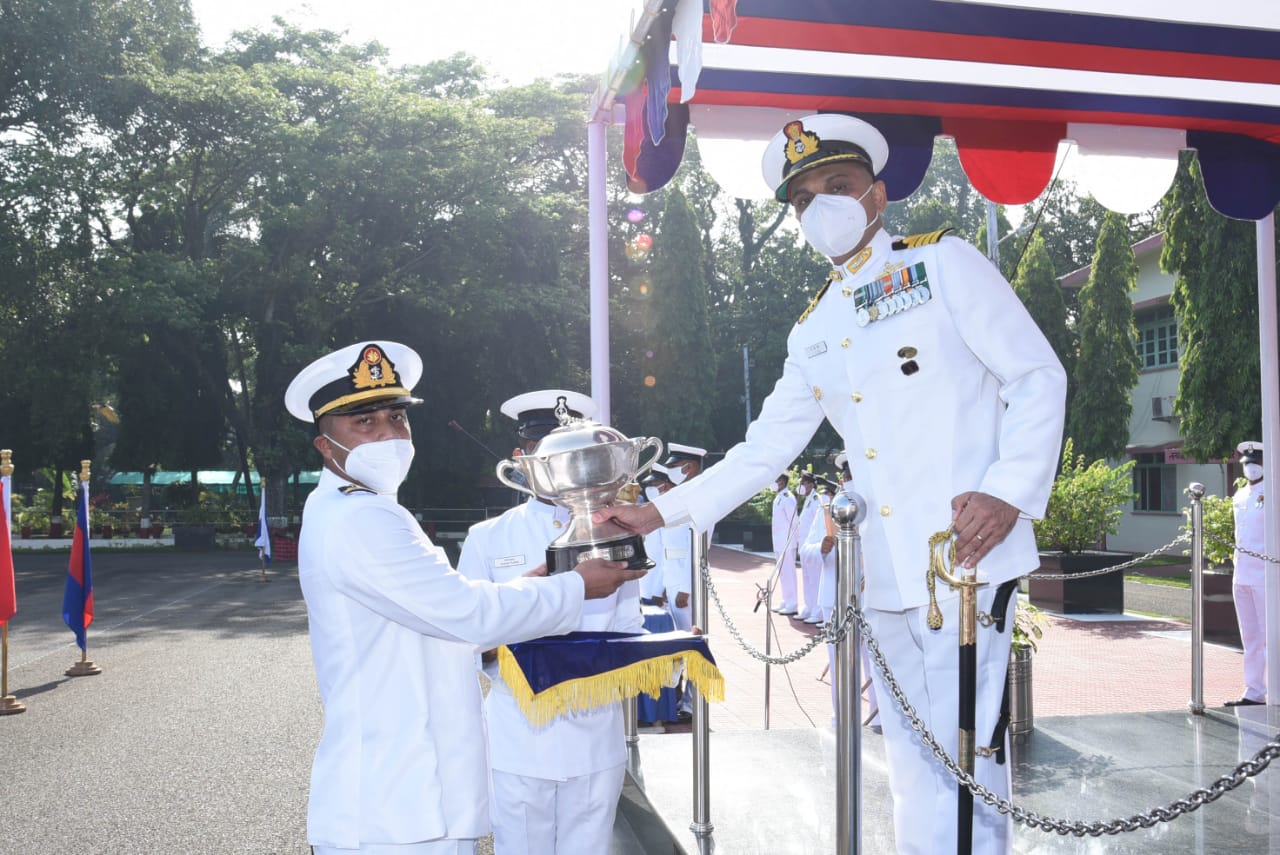 Long G 'F' 82.052 Passing Out Image 9