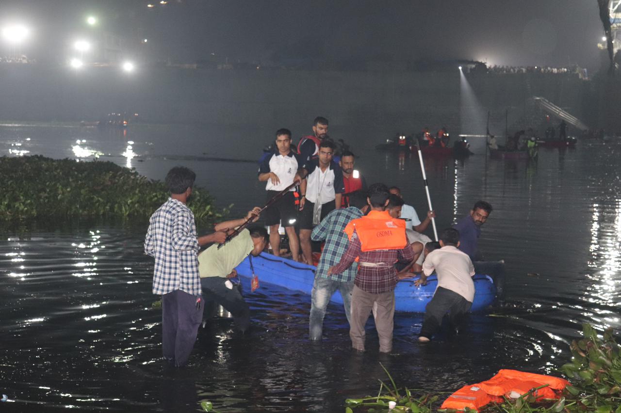 MEDIA BRIEF FOR SEARCH AND RESCUE OPERATIONS CONDUCTED AT MORBI, GUJARAT BY INS VALSURA ON 30 OCT 22 Image 1