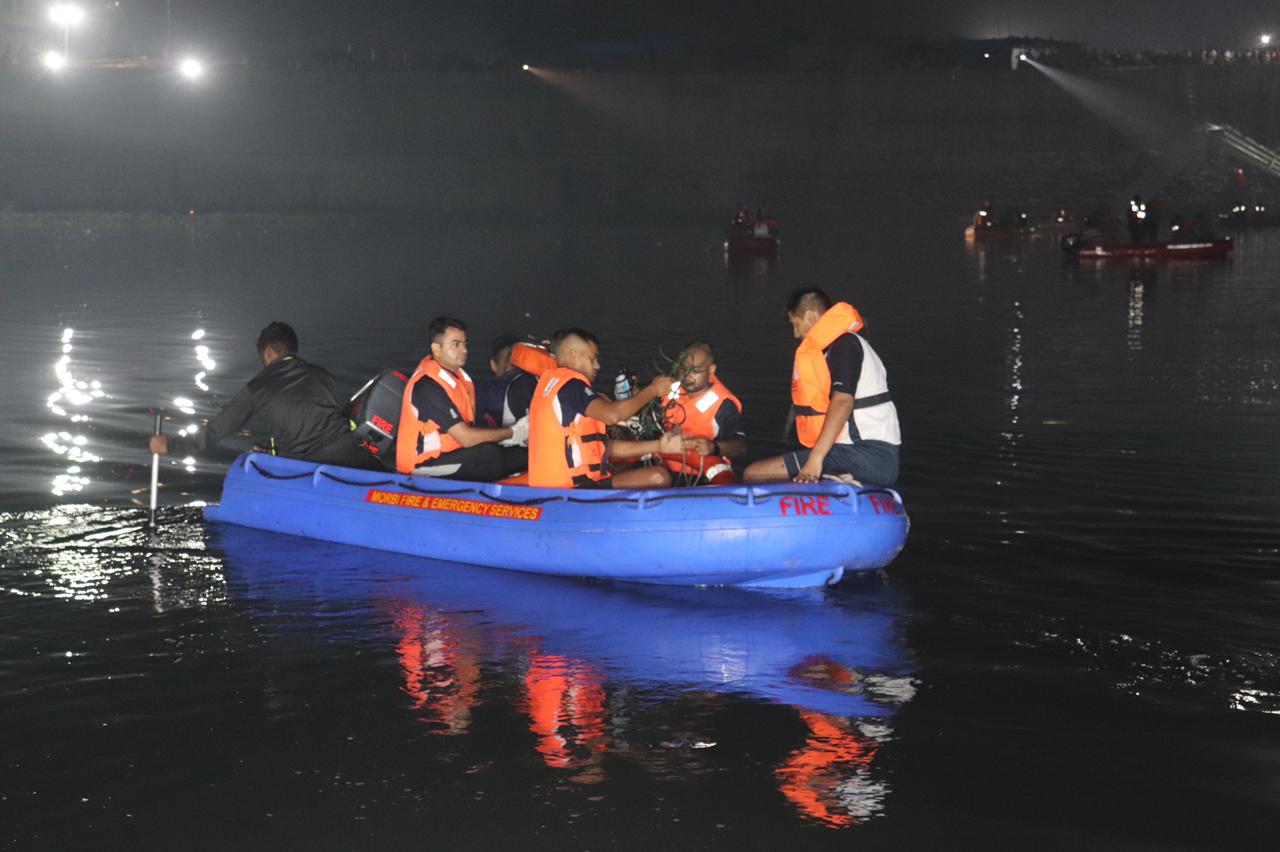 MEDIA BRIEF FOR SEARCH AND RESCUE OPERATIONS CONDUCTED AT MORBI, GUJARAT BY INS VALSURA ON 30 OCT 22 Image 4