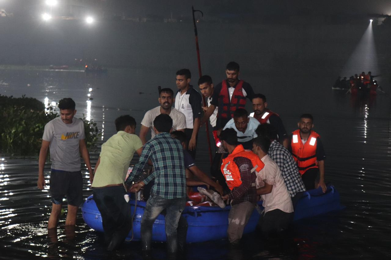 MEDIA BRIEF FOR SEARCH AND RESCUE OPERATIONS CONDUCTED AT MORBI, GUJARAT BY INS VALSURA ON 30 OCT 22 Image 3