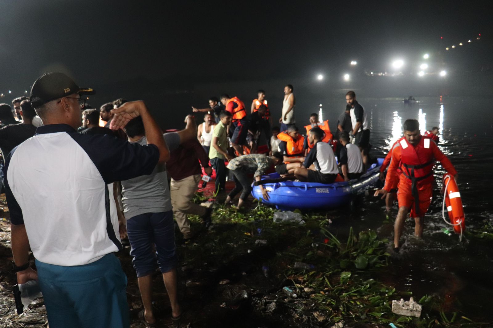 MEDIA BRIEF FOR SEARCH AND RESCUE OPERATIONS CONDUCTED AT MORBI, GUJARAT BY INS VALSURA ON 30 OCT 22 Image 2